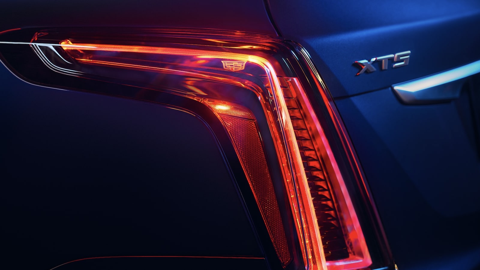Close-up view of the rear light on the Cadillac XT5 2025.