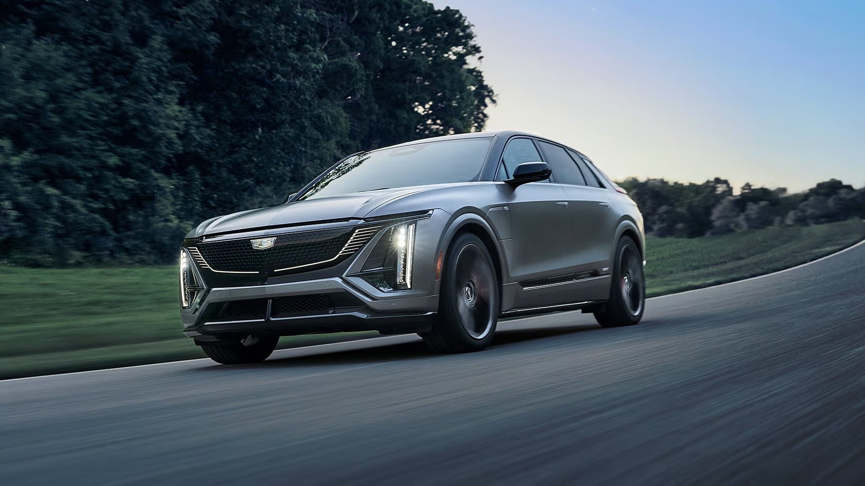 The Cadillac Lyriq-V 2026 shows its power on the road.
