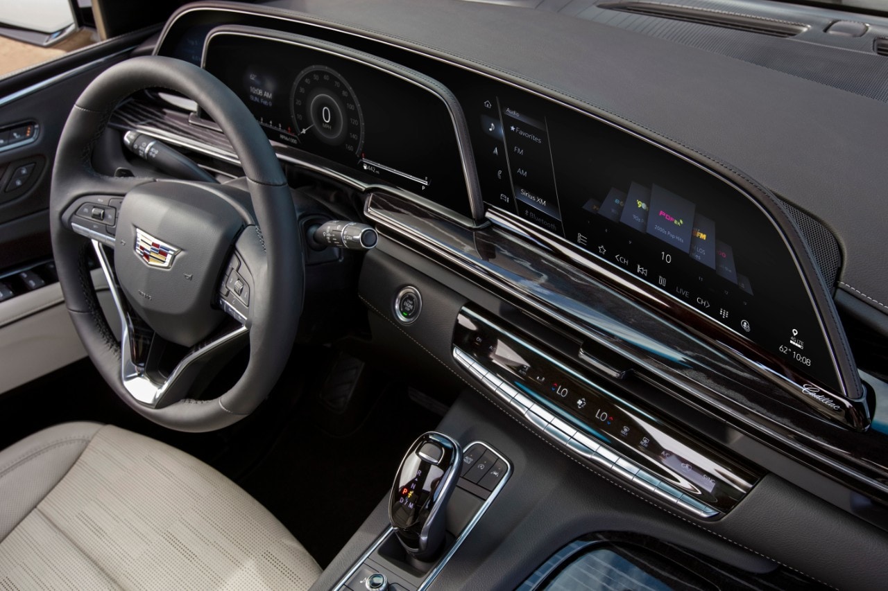 Tableau de bord numérique du Cadillac Escalade 2023.