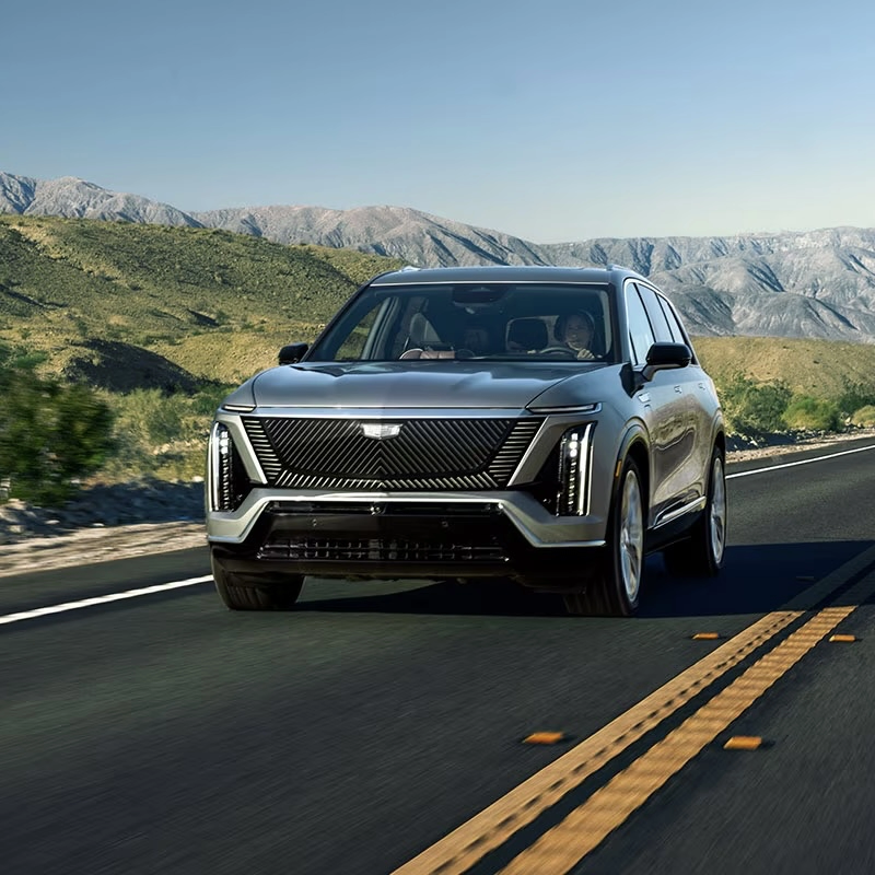 The Cadillac Vistiq 2026 on the road.
