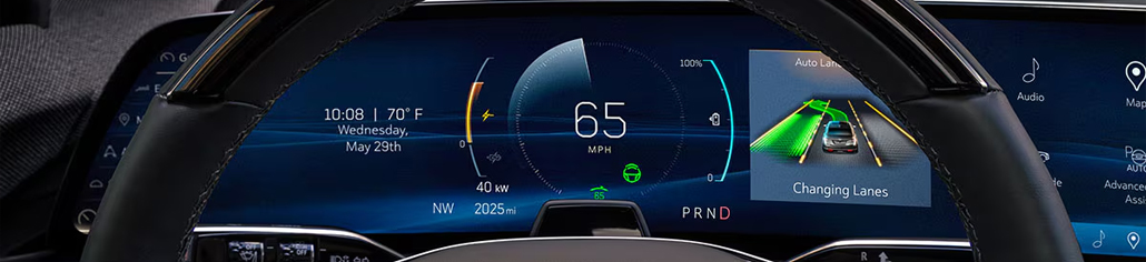 Tableau de bord Cadillac affichant la voie de circulation et une assistance au changement de voie